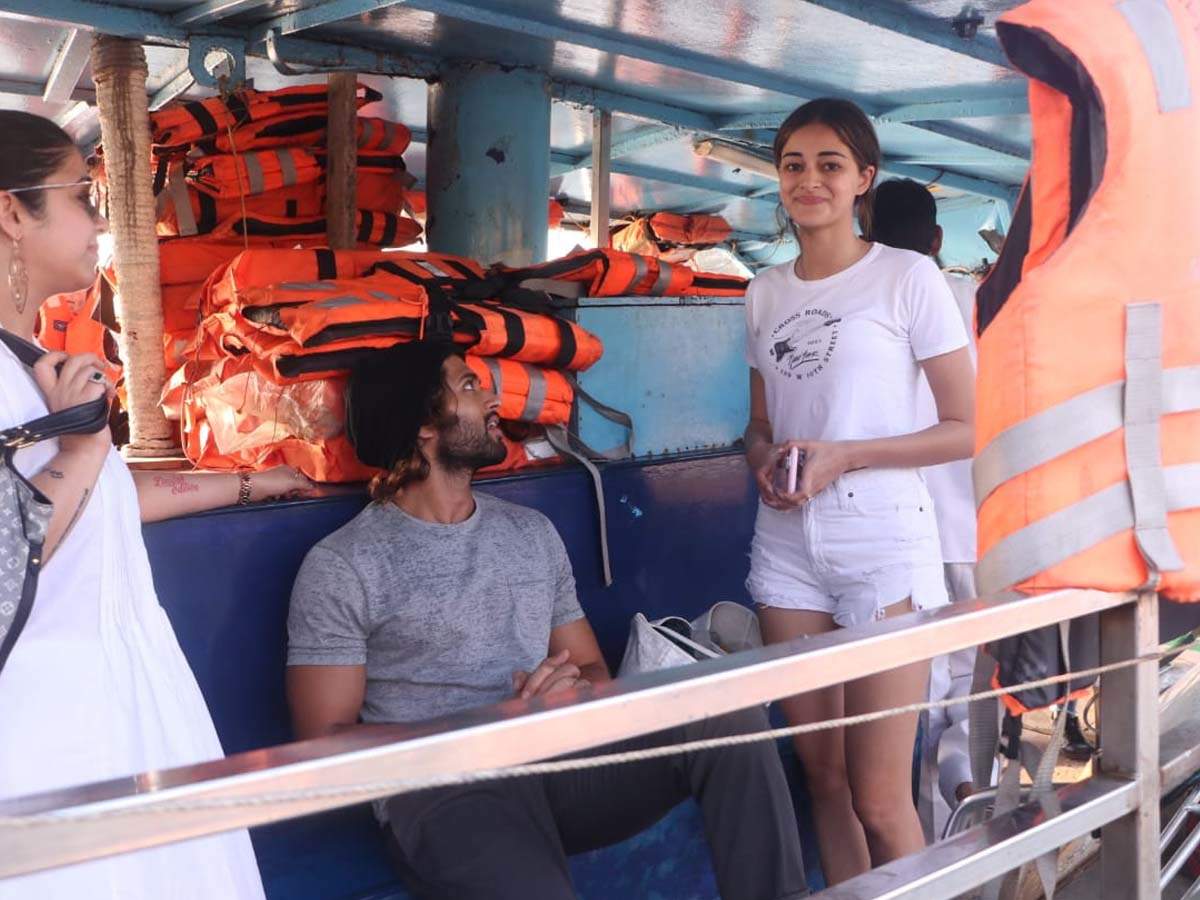 Vijay Deverakonda hugs Ananya Panday in a candid moment