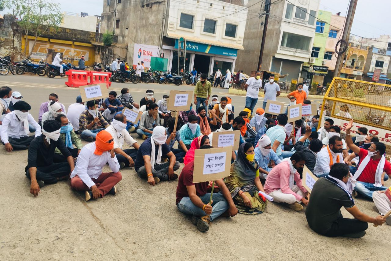 Farmers of Yuva Kisan Sangharsh Sangathan staged protest in front of Collectorate