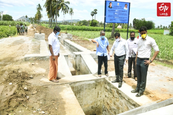 ஆட்சியர் ஆய்வு மேற்கொள்ளும் காட்சி