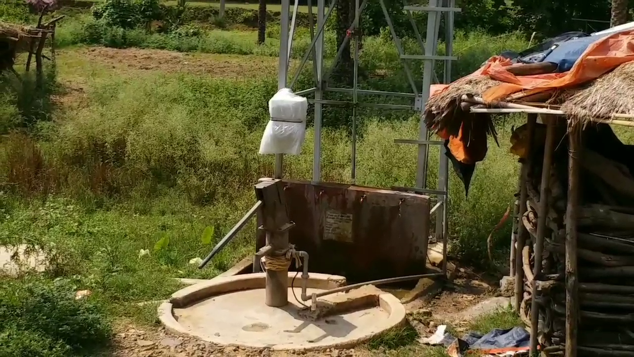 Drinking water problem in Durga Toli village sahibganj, water problem in sahibganj, trouble due to lack of water in Sahibganj, साहिबगंज में पेयजल की समस्या, साहिबगंज में पानी की समस्या, साहिबगंज में पानी नहीं मिलने से परेशानी