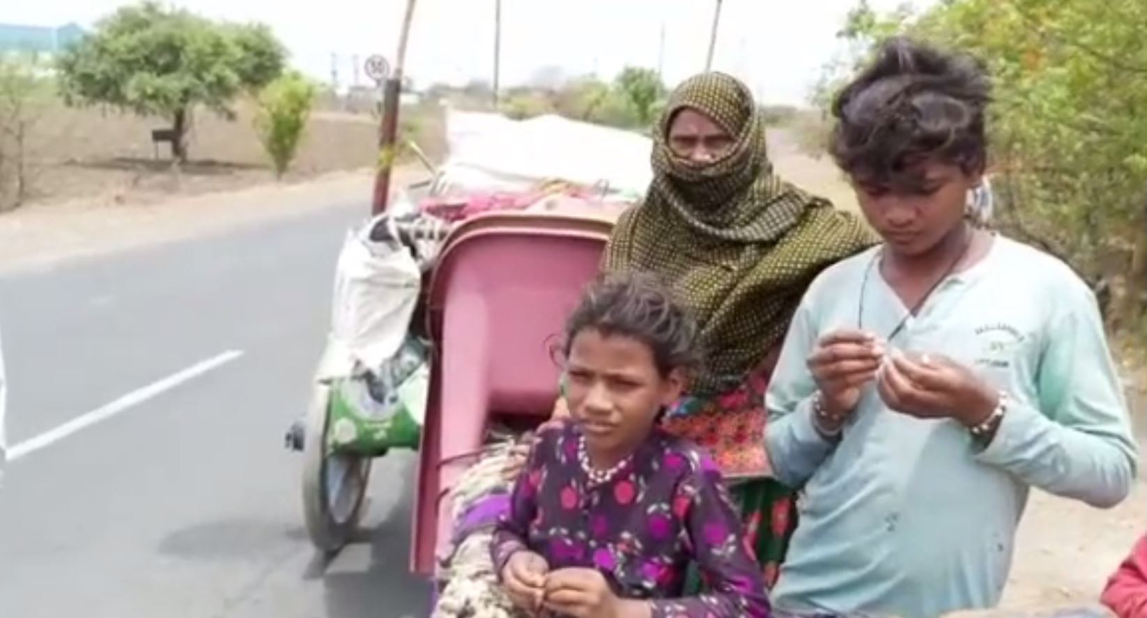 two-brothers-pull-bullock-cart-in-ujjain