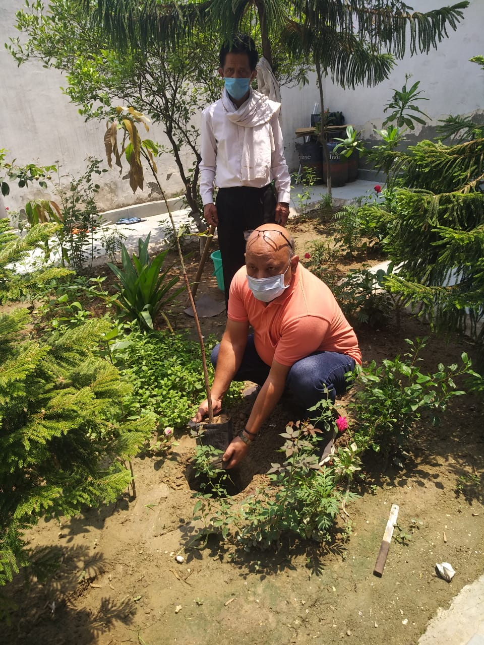 Environmentalist Om Raizayada spreading awareness by distributing cloth bags on World Environment Day