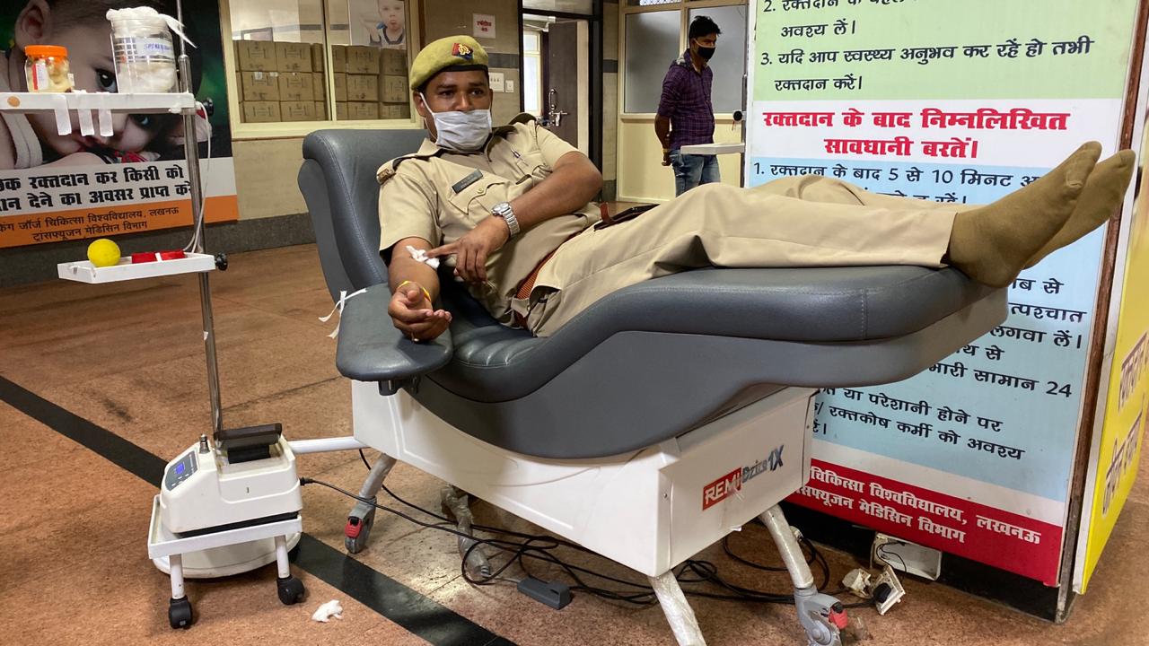 lucknow police employees donated blood during lockdown