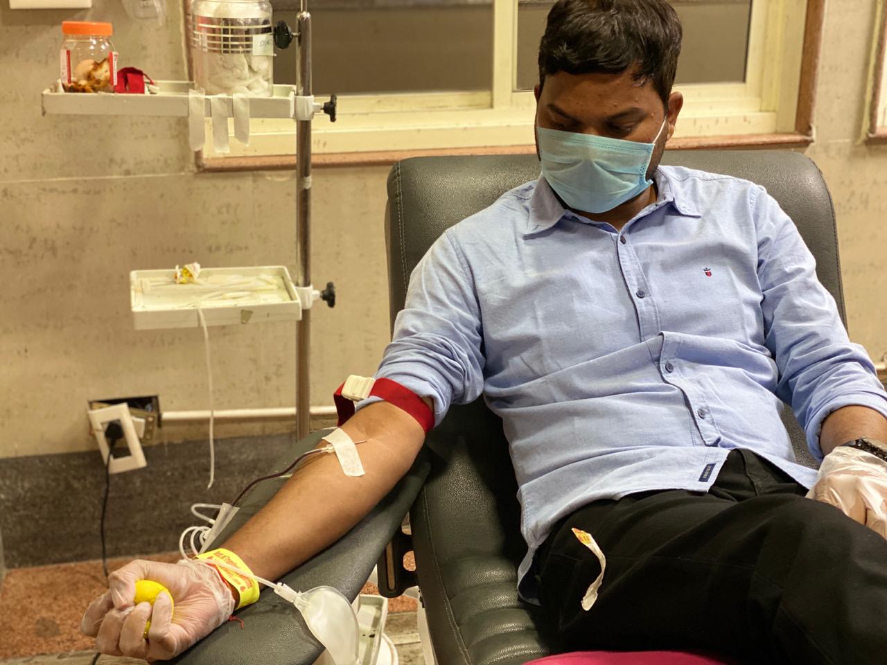 lucknow police employees donated blood during lockdown