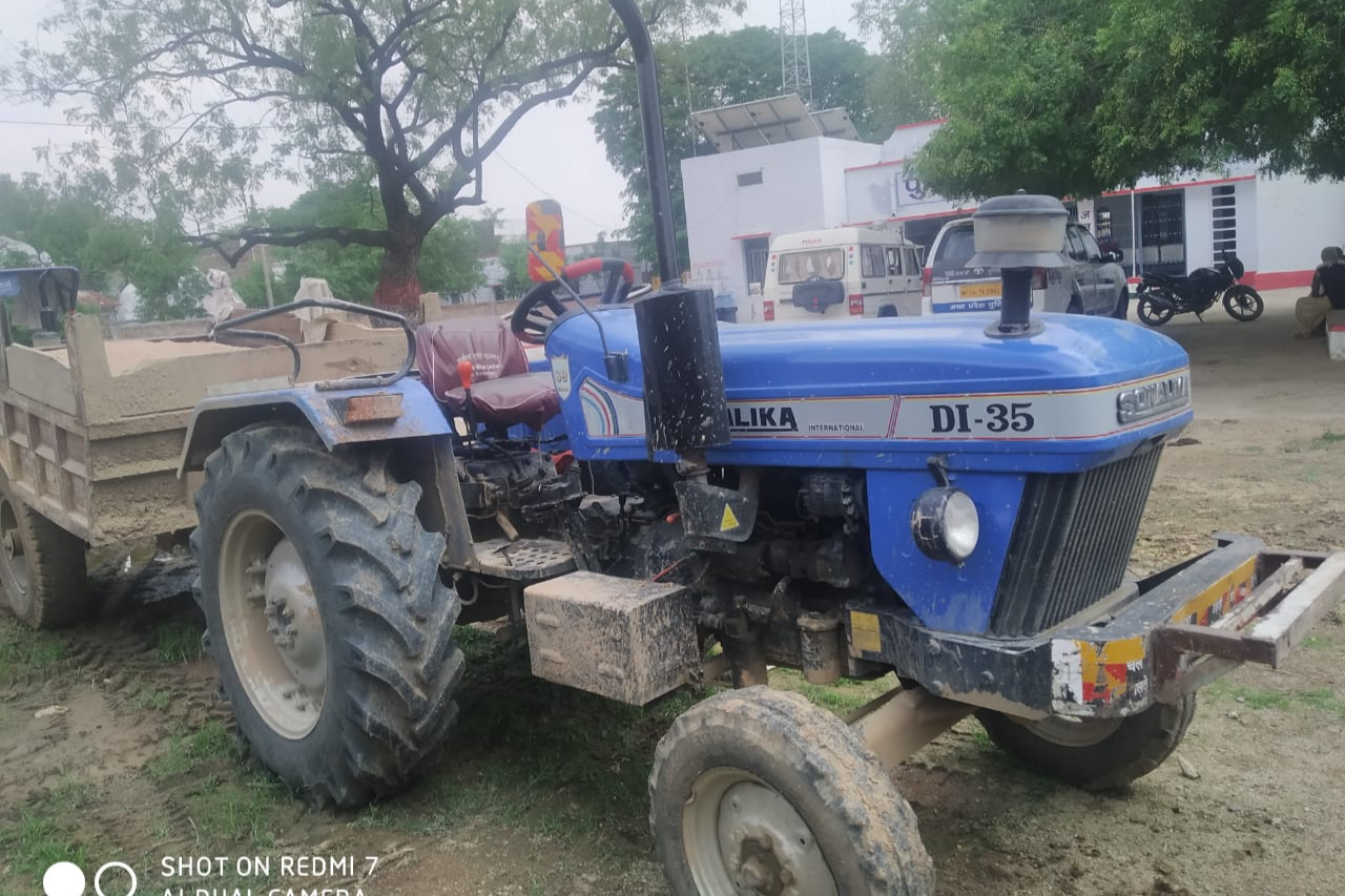 2 tractor trolley seized while illegal sand quarrying and transport in Chhatarpur