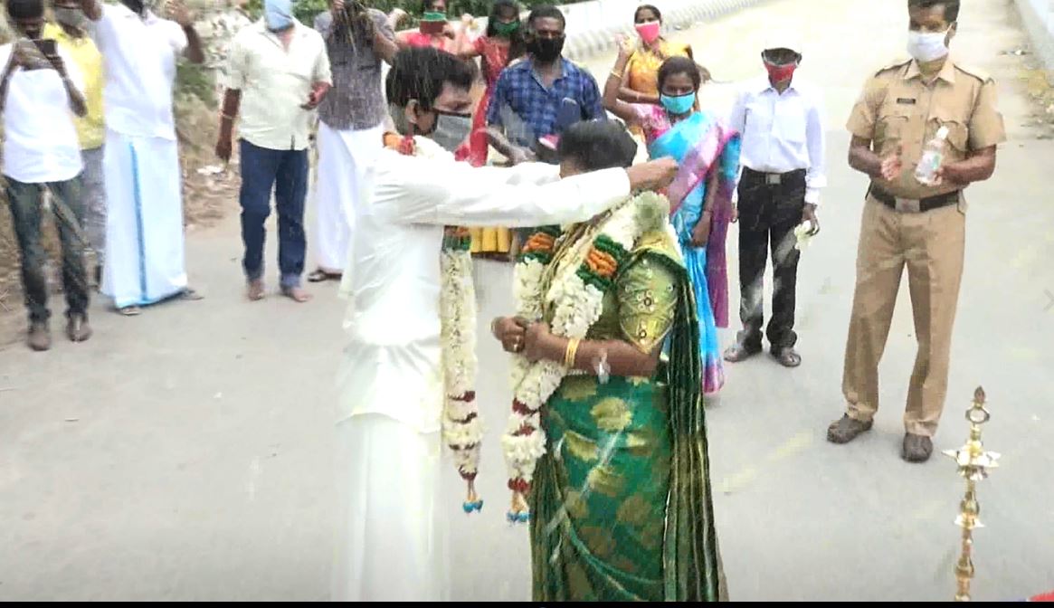 WATCH: Inter-state couple ties knot at Chinnar bridge in Kerala