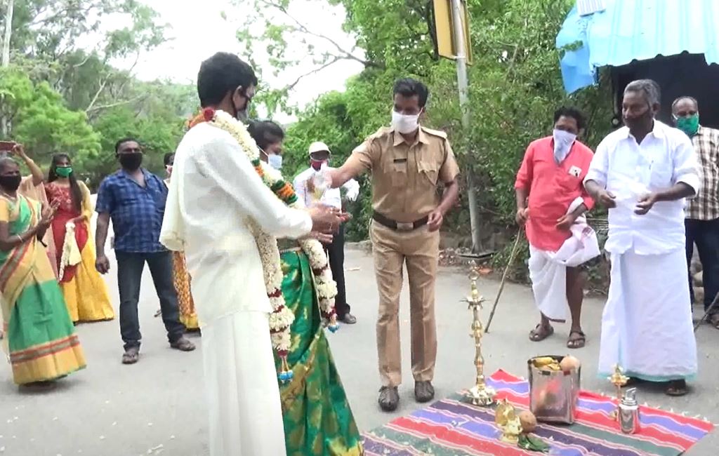 WATCH: Inter-state couple ties knot at Chinnar bridge in Kerala