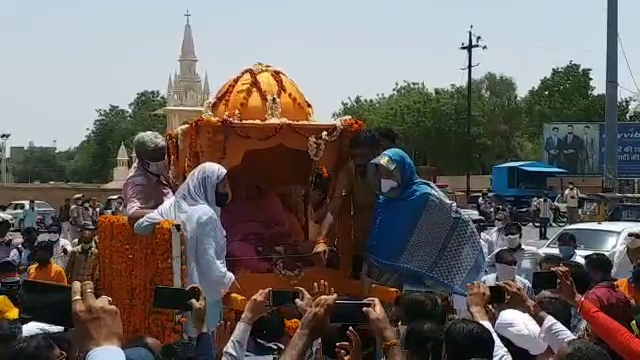 पूर्व महारानी पद्माकुमारी का अंतिम संस्कार , पद्माकुमारी का अंतिम संस्कार, सिद्धिकुमारी ने दी मुखाग्नि, महारानी पद्माकुमारी न्यूज, बीकानेर न्यूज, funeral of queen, funeral of queen padmakumari, महारानी पद्मा कुमारी, queen padmakumari in bikaner, bikaner news,