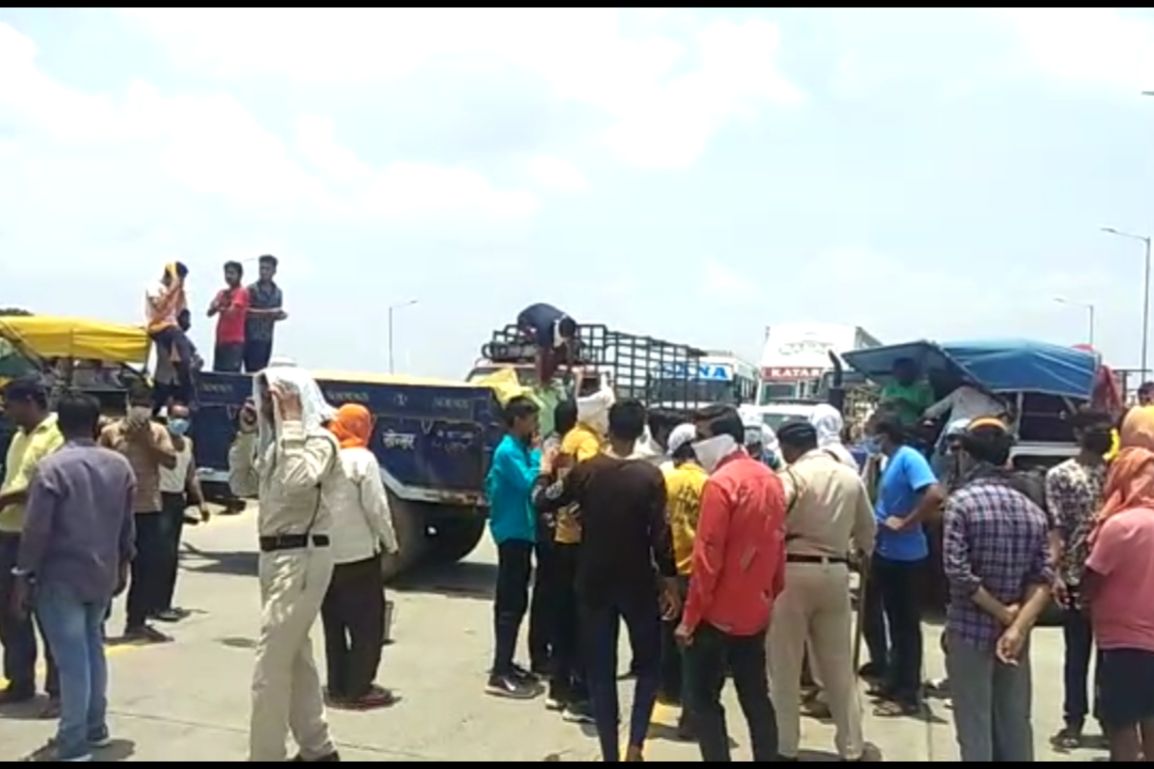 Farmers jam the Agra-Mumbai National Highway