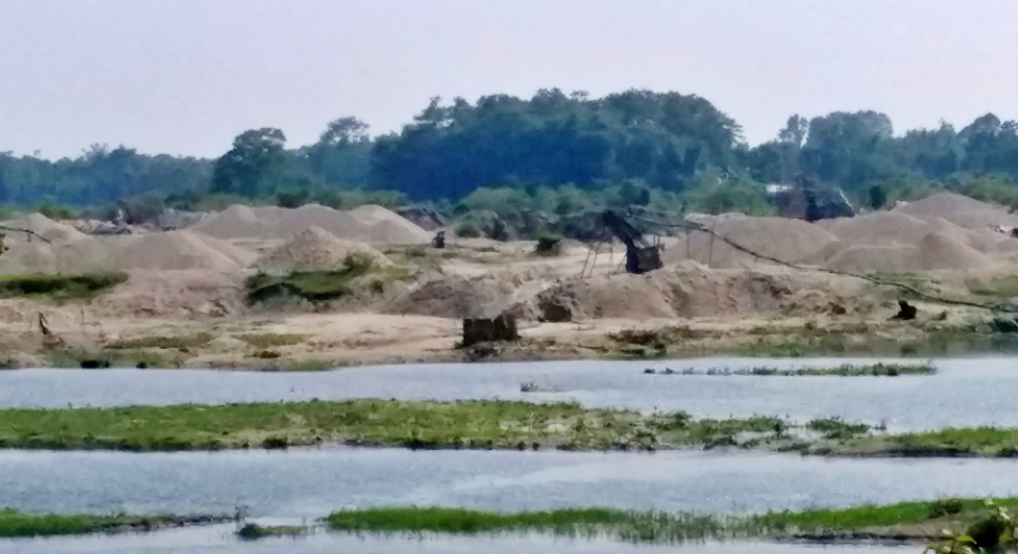 Chirang illegal Sand gravel collection assam etv bharat news