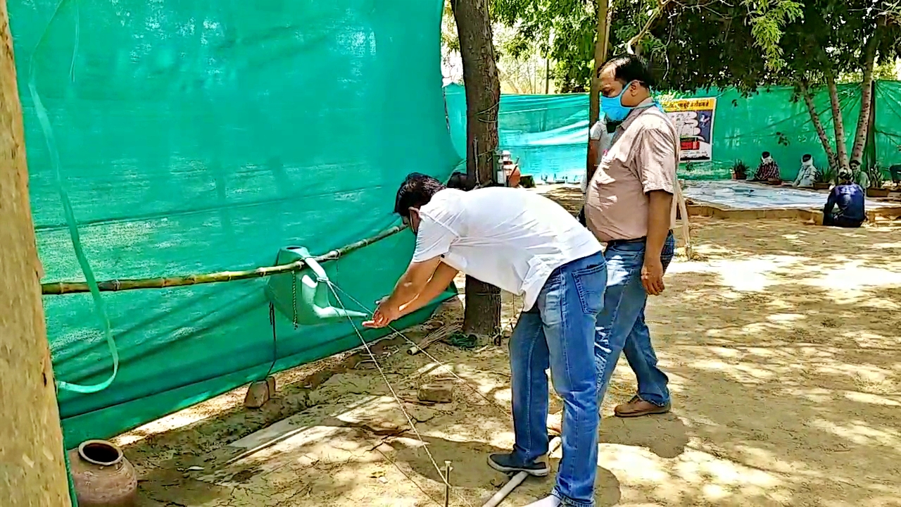 चतरगंज नर्सरी की खबर  ईटीवी भारत की खबर  सोशल डिस्टेंसिंग पालन  वन विभाग के कर्मचारी  अनूठी मिसाल  भारत फाउंडेशन जयपुर  bundi news  native jugaad in bundi  jugaad factory  forest department nursery  eco table system  chatarganj nursery in bundi  chatterganj nursery news