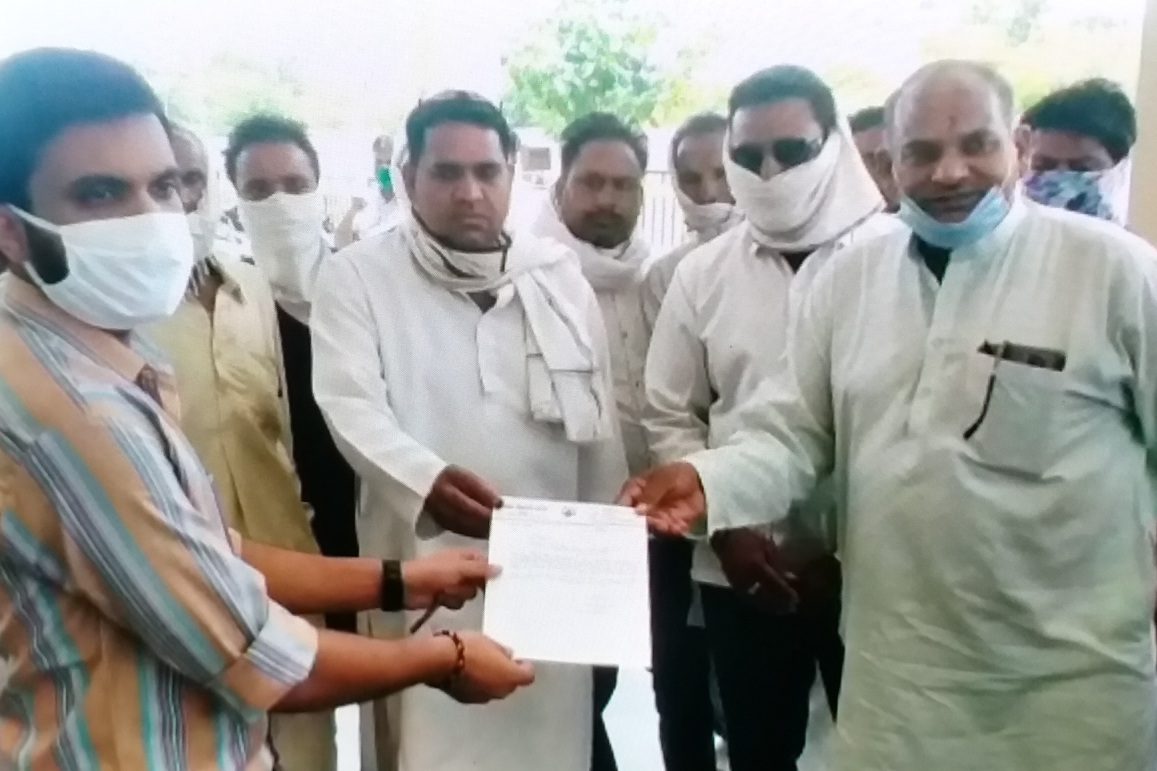 Memorandum submitted to Vidisha MLA Shashank Bhargava Deputy Collector regarding the demand for crop insurance