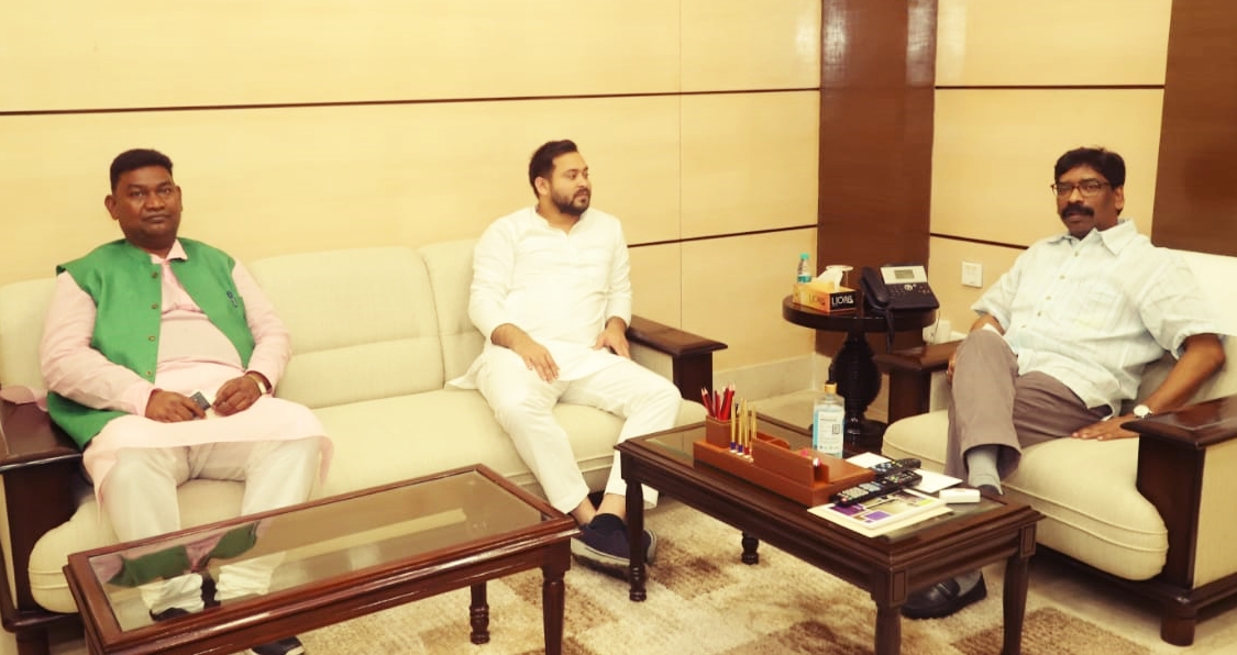 Tejashwi Yadav met Hemant Soren in Ranchi