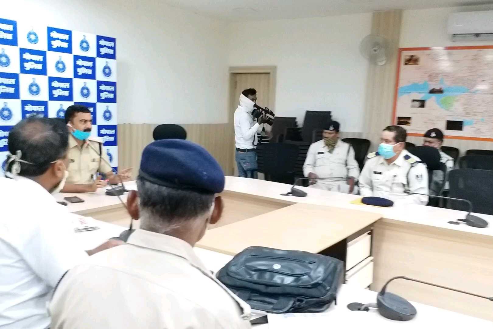 Police personnel meeting held in Bhopal Police control room regarding vehicle subsidy