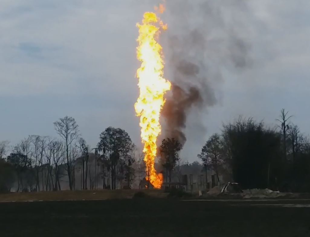 oil well fire rages