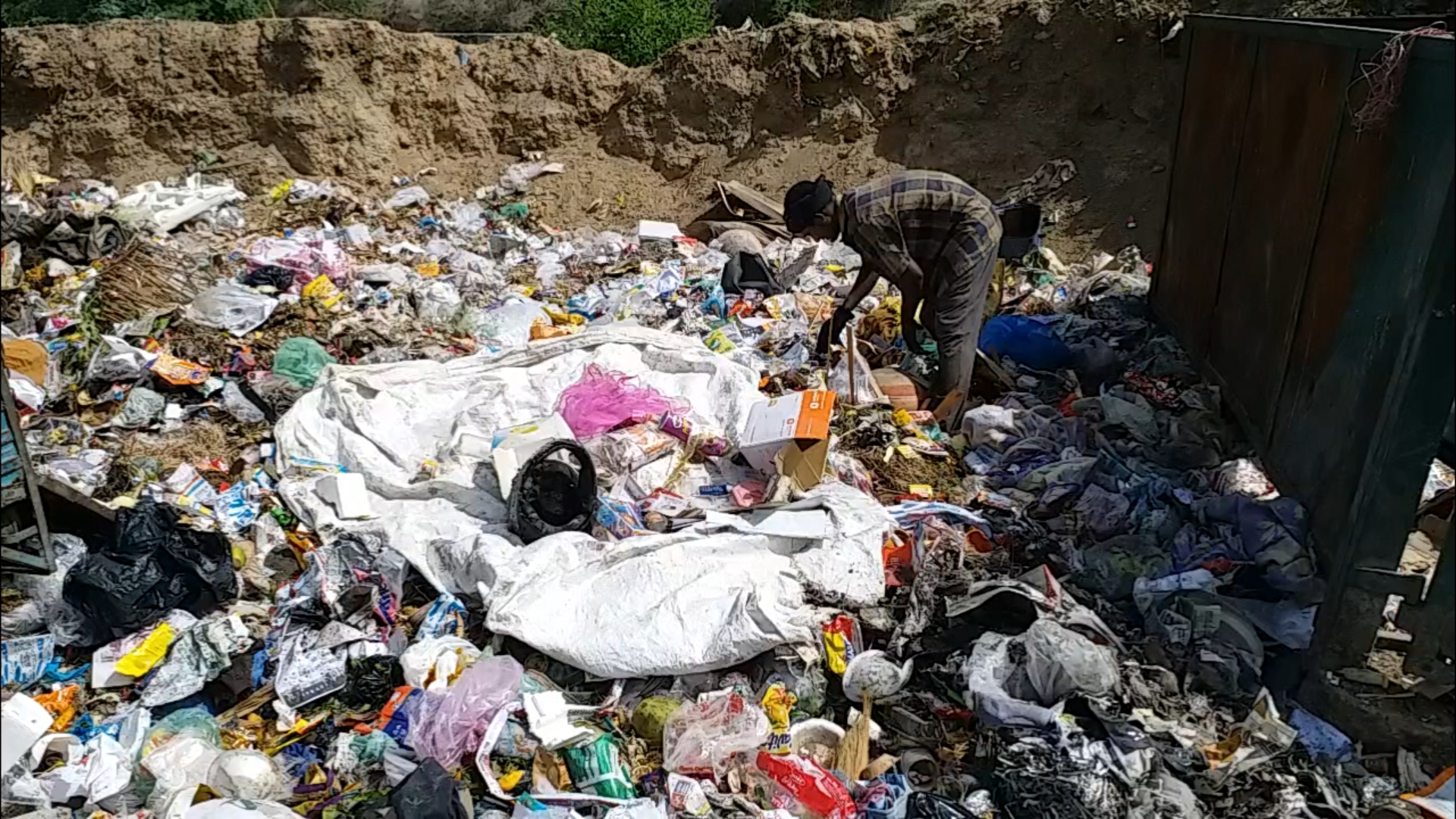 अजमेर में लॉकडाउन  रोजी रोटी का संकट  कबाड़ व्यवसाय  ajmer news  Junk in ajmer  garbage lifters in ajmer  junk pickers in ajmer  corona epidemic news  lockdown in ajmer  livelihood bread crisis