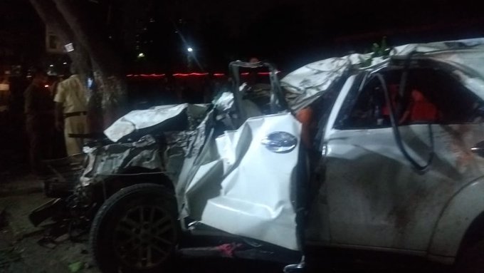 Car rams into tree in Maharashtra