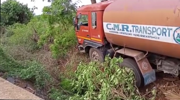 lorry collided hut in kondparva addu road