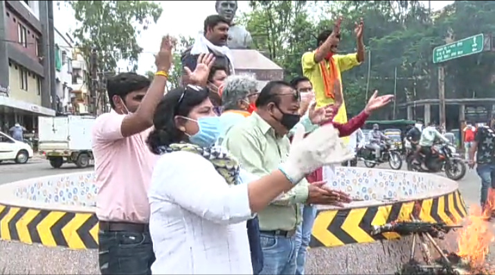 bjp-workers-burn-effigy-of-digvijay-singh-in-bhopal