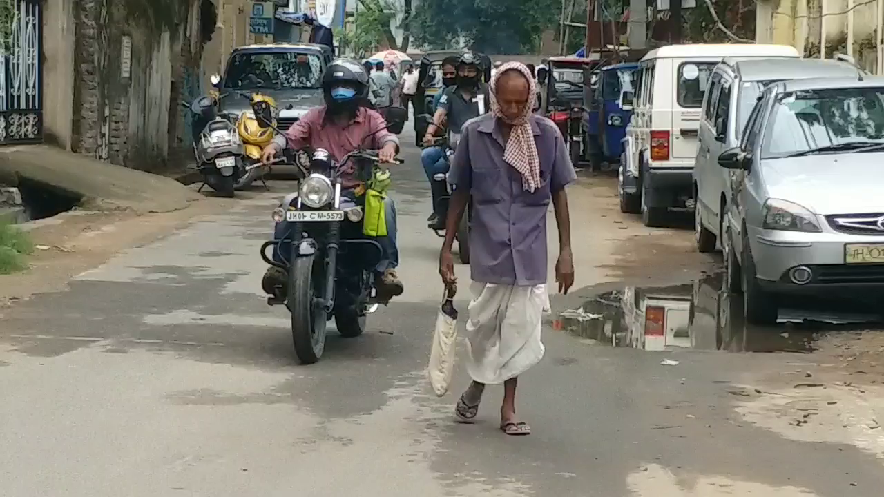 Elders are fighting with difficulties in Corona period in ranchi, elderly group troubles during Corona in Ranchi, news of elderly section from Ranchi, रांची में कोरोना काल में बुजुर्ग कठिनाइयों से लड़ रहे, रांची के बुजुर्ग की खबरें, रांची में कोरोना से बुजुर्ग वर्ग को परेशानी