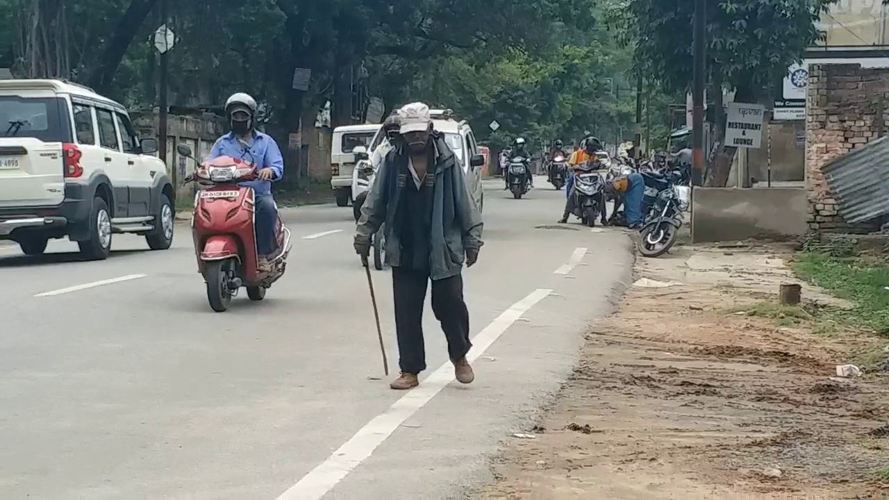 Elders are fighting with difficulties in Corona period in ranchi, elderly group troubles during Corona in Ranchi, news of elderly section from Ranchi, रांची में कोरोना काल में बुजुर्ग कठिनाइयों से लड़ रहे, रांची के बुजुर्ग की खबरें, रांची में कोरोना से बुजुर्ग वर्ग को परेशानी