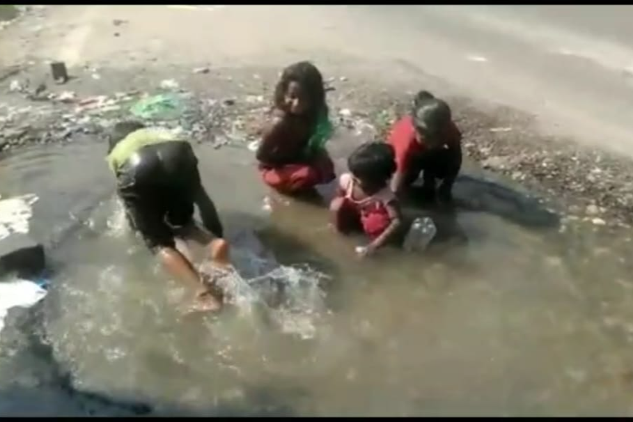 Children bathed in dirty water to escape the heat in Ghaziabad