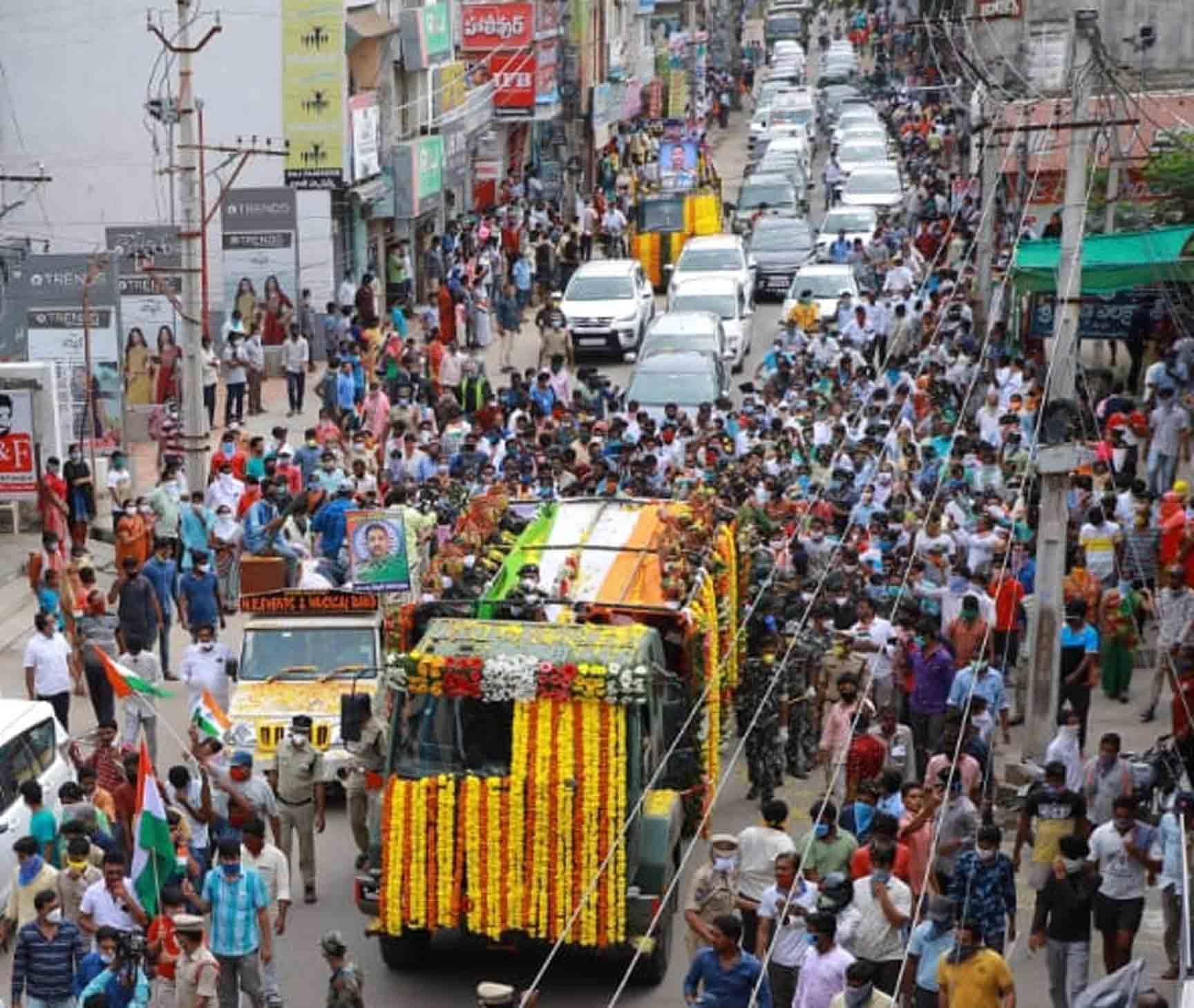 শহিদ কর্নেলকে বিদায় জানাতে মানুষের ভিড়