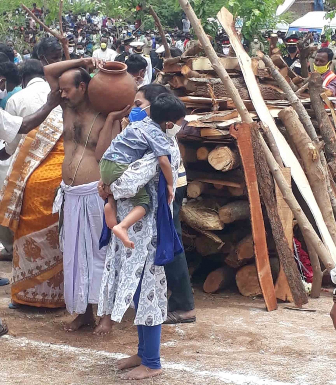 শেষকৃত্যের কাজ করলেন শহিদ কর্নেলের বাবা, পাশে কর্নেলের স্ত্রী ও ছেলে