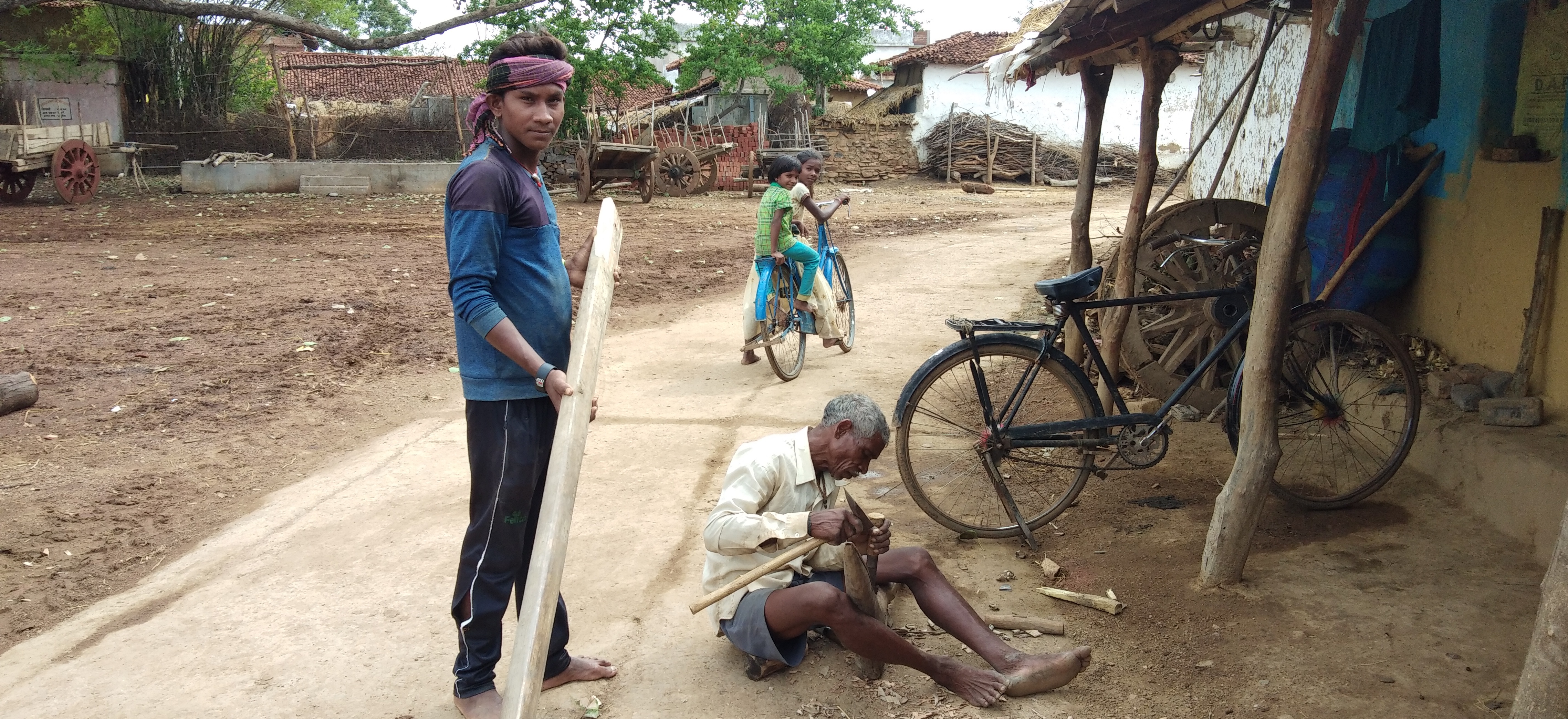 farmers-of-rajnandgaon-are-sowing-paddy-in-field