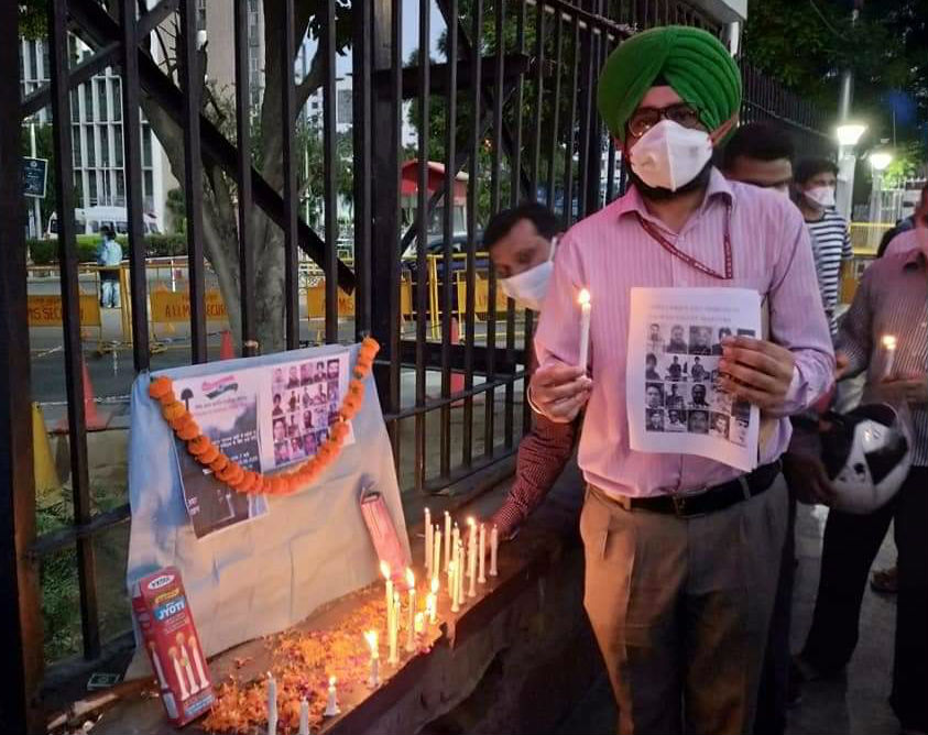 AIIMS doctors paid tribute to the martyred soldiers in delhi