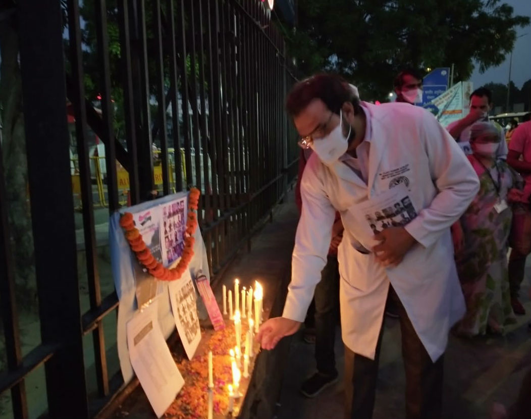 AIIMS doctors paid tribute to the martyred soldiers in delhi