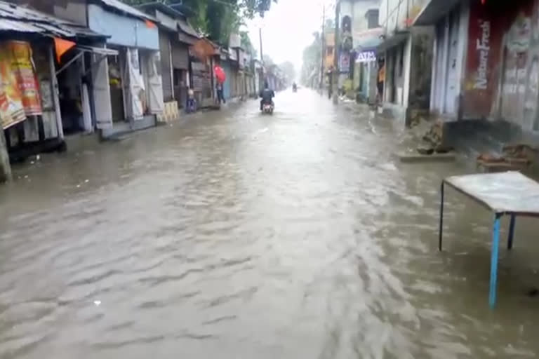 dirty water flowing on roads