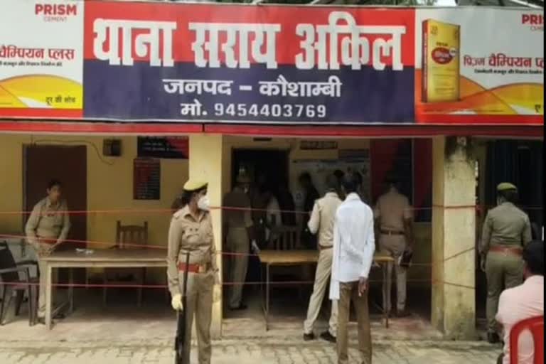 थाने के बाहर खड़ी पुलिस.