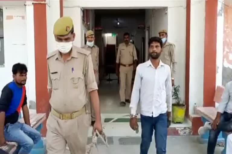 पुलिस की गिरफ्त में चोर.