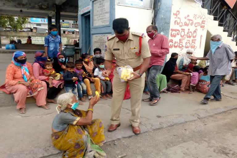 police distribute fruits, police distribute food 