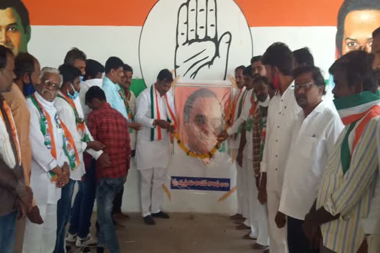 Congress leaders pay tribute to Rajiv Gandhi