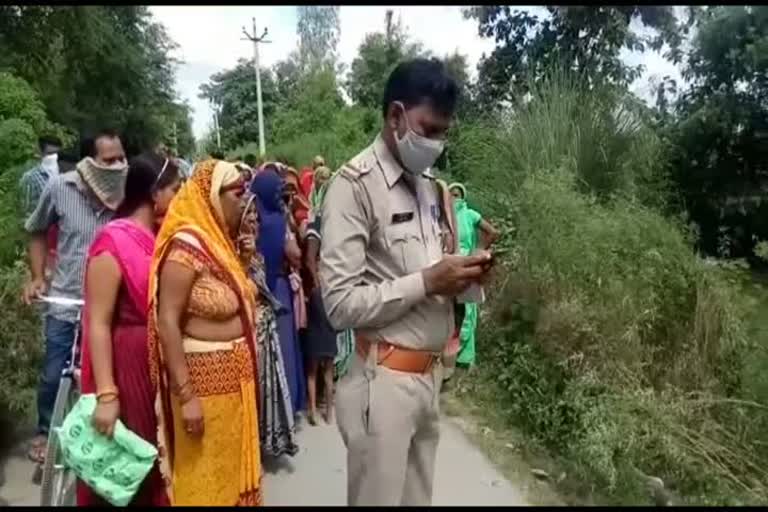 घटनास्थल पर पहुंची पुलिस और ग्रामीण.