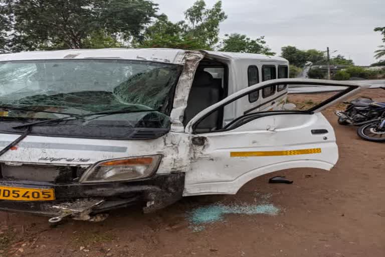 van accident at pallipadu