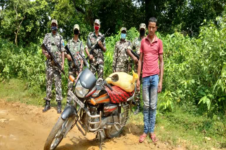 ssb arrested smuggler with liquor of 47 thousand 