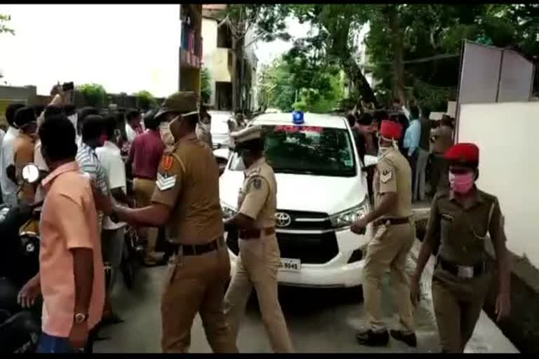 Police lashed out at Public Welfare Department employees for  suddenly besieged Chief Minister Narayanasamy car