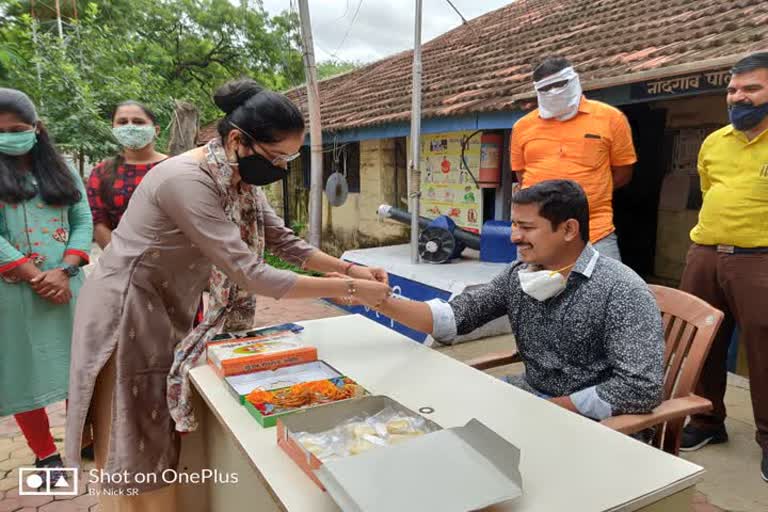 nashik nandgav yuvti celebrate rakhi pournima with corona worriers