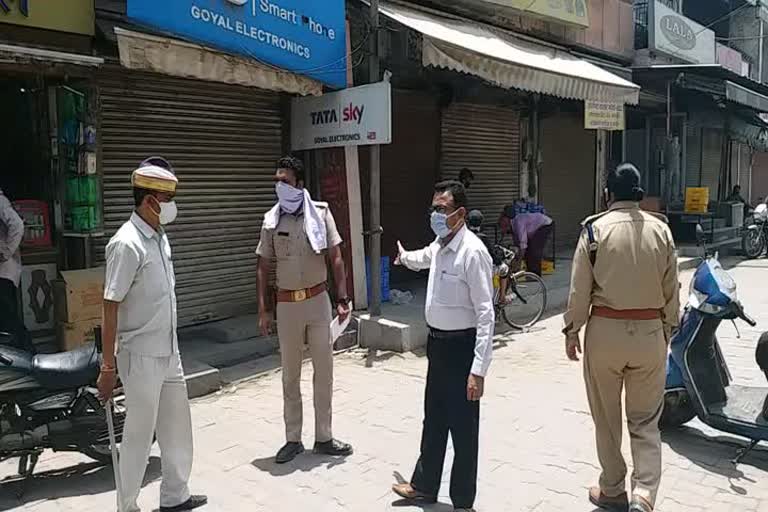 संक्रमित क्षेत्रों में निगरानी करती पुलिस.