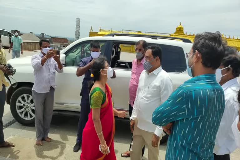 Minister Errabelli dayakar rao visited yadadri laxmi narasimha swamy temple