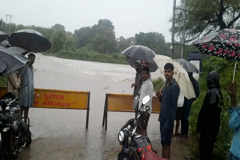 लगातार बारिश से हाटपीपल्या क्षेत्र में नदी नाले उफान पर