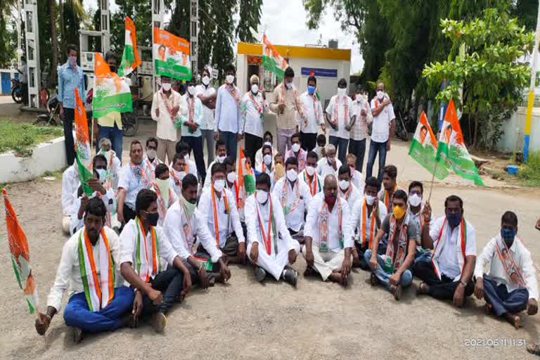 congress leaders protest infront of petrol bunks at medak dsitrict