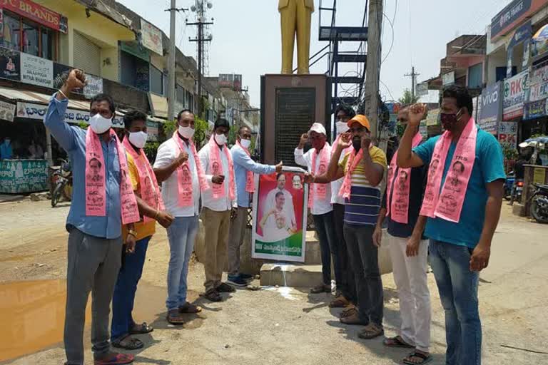 paalabhishekam to cm kcr in husnabad