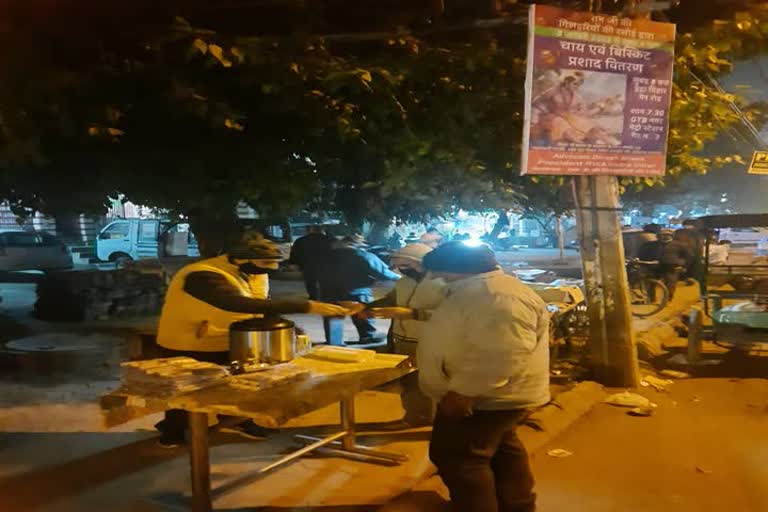 Mukherjee Nagar lawyer couple serving people who are shivering from cold