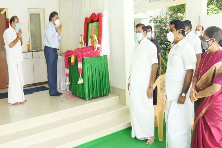 முதலமைச்சருக்கு ஆறுதல் கூறிய அமைச்சர்கள், நடிகர்கள்!