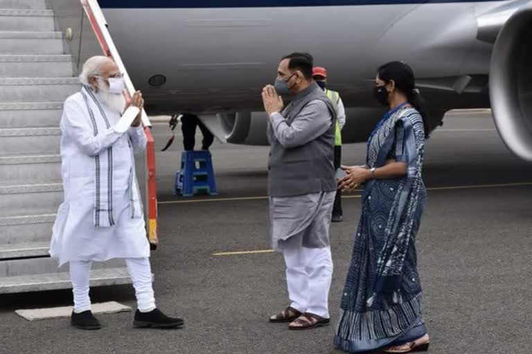 PM Modi reaches Gujarat to review damage caused by Cyclone Tauktae PM Modi reaches Gujarat Cyclone Tauktae Gujarat Tauktae Bhavnagar പ്രധാനമന്ത്രി നരേന്ദ്ര മോദി ഗുജറാത്തിലെ ഭാവ്നഗറിലെത്തി പ്രധാനമന്ത്രി നരേന്ദ്ര മോദി ഗുജറാത്തിൽ ഭാവ്നഗർ