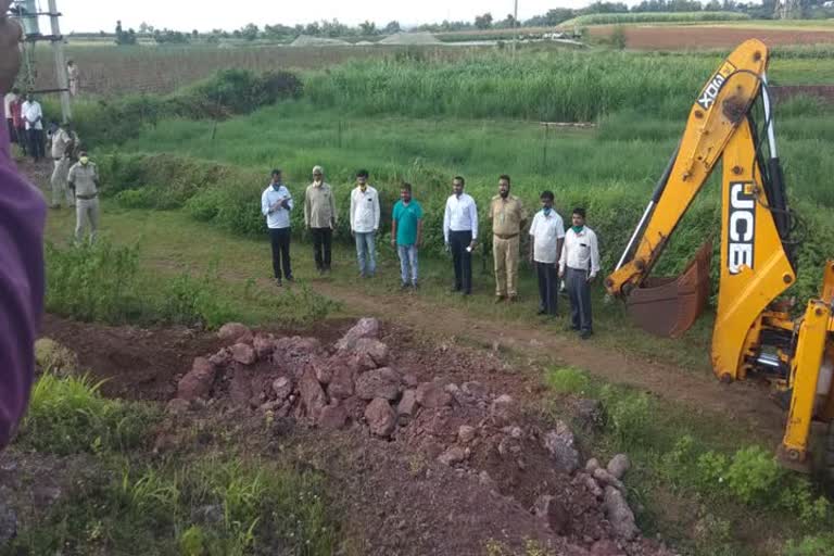 Wife kills husband: She buried his dead body using JCB saying that this is a dead body of Buffalo പരപുരുഷ ബന്ധം ചോദ്യം ചെയ്ത ഭർത്താവിനെ കൊന്ന് കുഴിച്ചിട്ട് ഭാര്യ